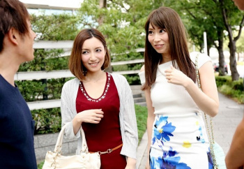 ☆人妻ナンパ☆ 38歳と36歳になる旦那様とはセックスレス状態が続いてるとおっしゃるまだまだ女盛りの美人奥さまがとびきりスケベな淫乱メス犬に豹変!昼下がりの街中で声を掛けてきた経験豊富なナンパ師に女心をくすぐられてソノ気になった欲求不満のドスケベ人妻たちが魅せる淫らな姿を見逃すな!の画像