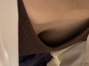 【胸チラ】服の隙間から見える谷間がエチエチなお姉さんの胸元の画像