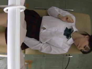 【パンチラ】産婦人科で診察を受ける可愛い女子校生のパンティと胸元の画像