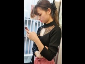 【胸チラ】スマホをいじっているお姉さんの胸元の画像