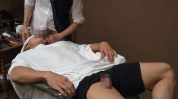 お客様に手を出す美容室の画像