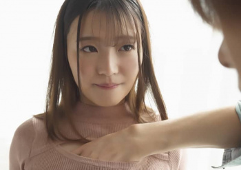 人懐っこい笑顔が可愛らしい彼女は形の良いＦカップの美乳と丸いフォルムの桃尻が色っぽい女の子の画像