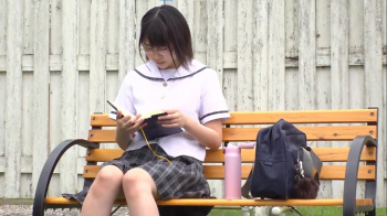 文系メガネ女子校生が媚薬を盛られて蛇口挿入オナニー！淫乱化した学級委員長の画像