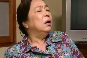 男の写真を見て股間が疼いてしまう熟女！パンツを脱ぎ捨て全力オナニーの画像