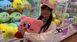 星のカービィのぬいぐるみを喜んじゃう可愛い女子大生とデートハメ撮り！スレンダーボディのパイパン割れ目は成長途中の画像