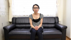 地味メガネ奥様がAV応募出演！お金の為と言いながら感じまくって生他人棒アクメの画像