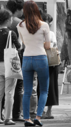 デニムパンツ女子のプリケツに視線が集まるジーンズお尻街撮りエロ画像の画像
