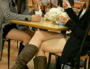 【太腿フェチエロ画像】膝枕されたい肉付きの良いムチムチ太ももを隠し撮り!の画像