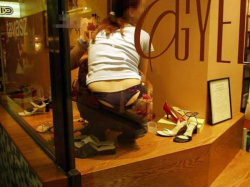 お仕事中の女性ショップ店員の無防備なローライズパンチラエロ画像の画像
