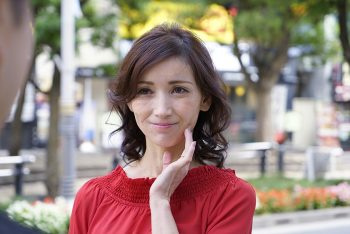 【素人熟女ナンパ】50代の美魔女奥さんを連れ込んで不倫セックスしたエロ動画！電マオナニーでイっちゃう淫乱www生ハメ中出しに悶絶❤️の画像