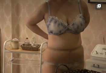 【素人熟女マッサージ】夫に不満タラタラのぽっちゃりおばさんがエロいマッサージにムラムラして中出しセックスしたエロ動画！の画像