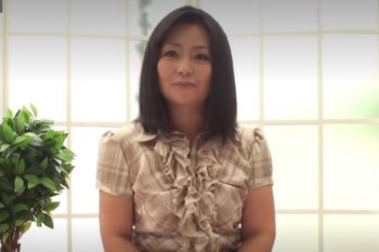 【素人熟女】五十路には見えない可愛い系おばさんとセックスしたエロ動画！若いギンギンチンポに紅潮してうっとりwwwの画像