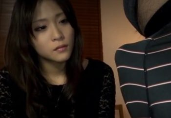 【素人熟女】ミニスカートが似合ういやらしい目の美魔女おばさんがちんシコに興奮しちゃうエロ動画！の画像