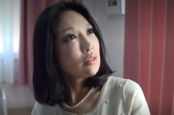【素人熟女ナンパ】色気ムンムンの巨乳美熟女おばさんをナンパしてエッチな事したエロ動画！乳首がチンポ並みに勃起！の画像