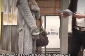 【素人人妻】大人の色気のある美魔女奥さんを連れ込みパンツを見せてもらったエロ動画！エッチなお尻に興奮して中出しセックス！の画像