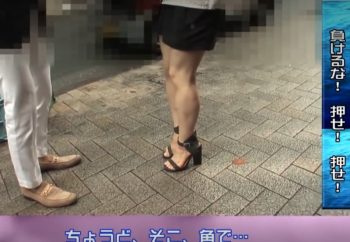 【素人人妻ナンパ】逞しい美脚のSSS級極上美魔女奥さんを連れ込みお酒を飲ませて不倫セックスしたエロ動画！大量潮吹きも！の画像