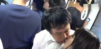 【激ヤバ・衝撃動画・閲覧注意！】痴漢された美人OLがちんぽをしごいて逆レイプ！バスの車内でいっぱい精子を出しなさい！の画像