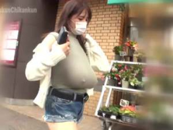 ノーブラで勃起乳首くっきり乳袋をゆさゆさ揺らしてお散歩する爆乳娘の画像