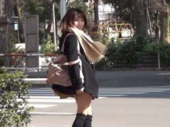 店内や街中でスカート捲ってパンツ見せてめっちゃ嬉しそうに逃げるかわいい変態の画像