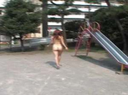オマンコもおっぱいもまったく隠しきれてないマイクロビキニ女が昼間の公園の滑り台で露出プレイの画像