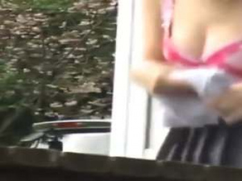 車の陰ですっかり油断しておしゃべりしながら着替えるJK制服娘たちを覗き見監視の画像