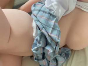 人形にチンポ挿入！激しい腰振りで愛をはぐくむ男の画像