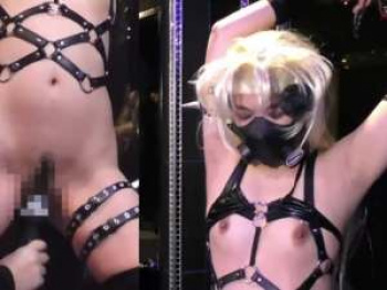 貧乳雌豚を立ち姿で両手拘束してディルド付き電マで快楽責めに痙攣アクメの画像