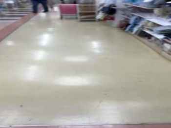 超ミニスカ少女のスカート覗いたら尻に食い込むTバックパンツ！店内でパンツめくってビラビラも拝見！の画像