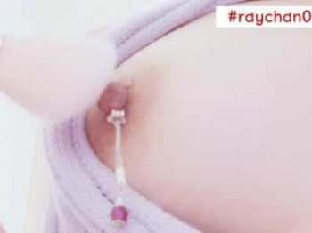美乳女子がかわいい乳首にアクセサリー付けて筆ブラシで乳首いじめてチクニーイキの画像