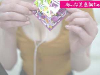 女の子がはじけるお菓子パチパチパニックを食べて口の中の音を聞くフェチ向けASMRの画像