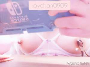 美乳痴女の一人遊び！乳首クリップと乳首バイブの刺激に悶えながらニンテンドースイッチをプレイする！の画像