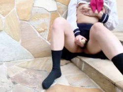 屋外でオナニーするスリルを覚えたJK制服女子の露出バイブオナニーで大量潮吹きまき散らし!の画像