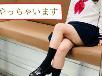 パンツ脱いでおもむろにバイブ挿入！ずぼずぼオナニー始めて大量潮吹きしちゃう美脚JK制服女子の画像