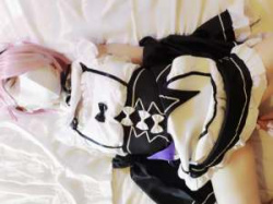 ノーパンコスプレイヤーをクリトリスを吸うバイブで犯し続けたら身もだえながら控えめにあえぐ姿がかわいいの画像