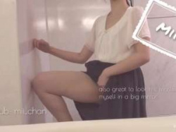 雑居ビルのトイレに脱ぎ女現る!鏡の前でスカートめくってノーパンおまんこ手マンオナニー!の画像