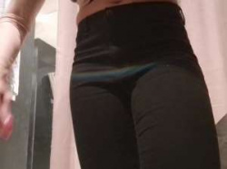 巨乳白人女子試着室でノーブラ着替え!少し開けたカーテンから男たちの視線を感じ興奮する痴女!の画像