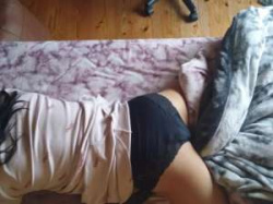 寝起きの頭をスッキリさせるため布団におまんこ擦り付けオナニーしちゃう変態熟女！の画像