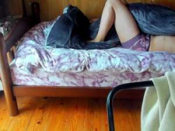 パンツ1枚姿で布団を抱きしめオマンコ擦り付けオナニーしてよがる巨乳熟女人妻の昼間の情事の画像