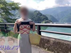 縄で緊縛されたおっぱいやオマンコをチラ見せしながら観光地を散策する変態熟女痴女の画像