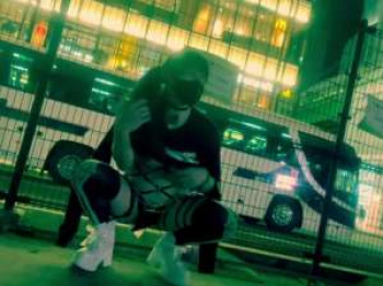 人通りの多い街中の駐輪場で低周波電流の刺激に耐えながらアナルディルドオナニーでアヘる露出狂男の娘の画像