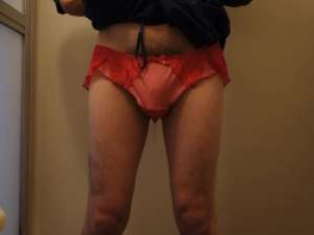 女子高生コスプレしてパンティー履いたままおしっこ漏らしてしまうドジっ子変態女装子おやじの画像