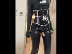 アナルにローターと拡張バルーン挿入しペニス貞操帯装着した全身ラバーの女装子！快感に悶えながら部屋を徘徊！の画像
