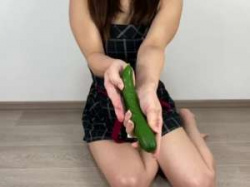 きゅうりのイボイボが気持ちいいの！膣穴に挿入して潮吹きする痴女！キュウリの浅漬けの出来上がり！の画像