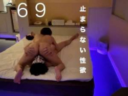 ゲーミングセックス部屋でチンポをしゃぶり続ける女！フェラチオに飽きて顔面騎乗でクンニさせる淫乱痴女！の画像