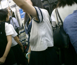 【画像】電車で遭遇のセーラー服JKの画像