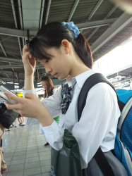 【画像】電車待ちの女子高生の画像