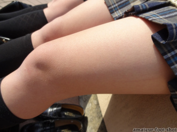 【画像】脚をアップで撮られちゃったJK画像の画像