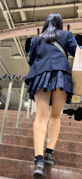 【画像】真後ろを死守！したくなる段差撮りJKの画像