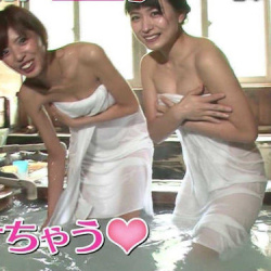濡れたバスタオルが透けて、裸が見えちゃってる女性たちの画像