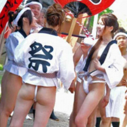日本古来の下着「ふんどし」姿で尻丸出し＆股間ギリギリな娘たちの画像